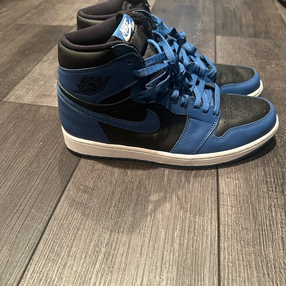 Jordan1 Blue and Black Sneakers High-Top Style